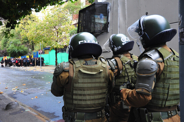 Diputados oficialistas piden explicaciones a Tohá y Yáñez por actuar de Carabineros en Liceo 1