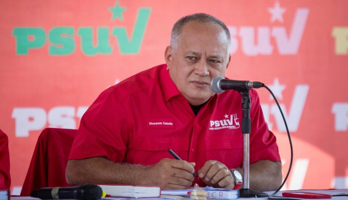 Diosdado Cabello dice que al líder del Tren de Aragua lo tiene Uribe en Colombia