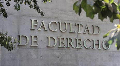 Facultad de Derecho UC suspende actividades docentes de jueza Ángela Vivanco