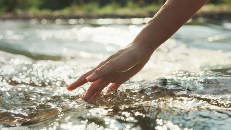 67% de chilenos ha dejado de usar/comprar productos por el agua que se necesita para fabricarlos