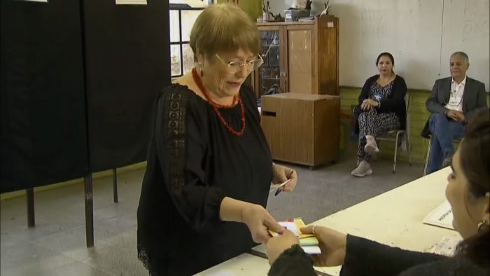 “Cuando consideré pedir una renuncia, lo hice”: Bachelet vota y se refiere a caso Monsalve