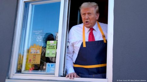 Trump cocina papas en un McDonald’s para desmentir a Harris