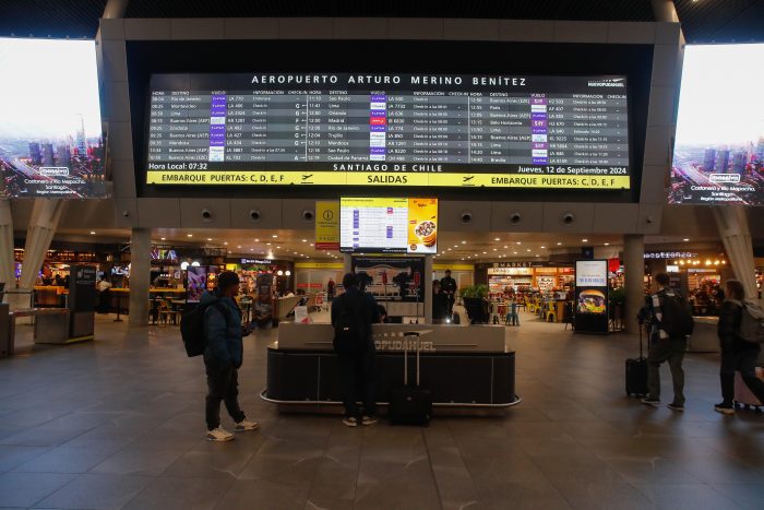 Largas filas en el Aeropuerto de Santiago por cierre de dos accesos al embarque nacional