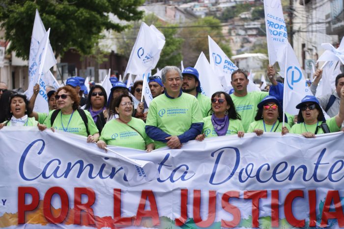 Tras 72 horas caminando profesores llegan al Congreso a presionar por ley sobre violencia escolar