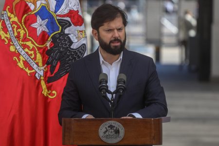 "Sienta un precedente peligroso": Presidente Boric critica destitución de exsupremo Sergio Muñoz