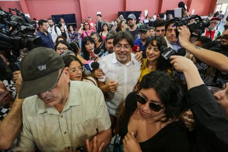 Llegó, votó, se fue: Daniel Jadue sufraga entre caos de adherentes y sin dar declaraciones