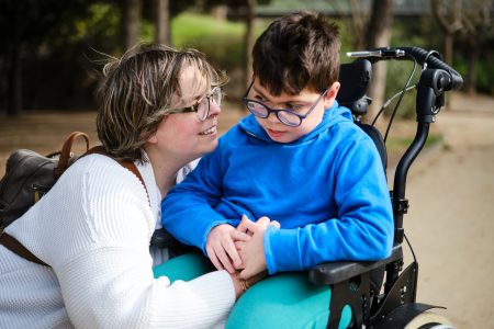 Impacto de la feminización de las labores de cuidado en infancias con discapacidad