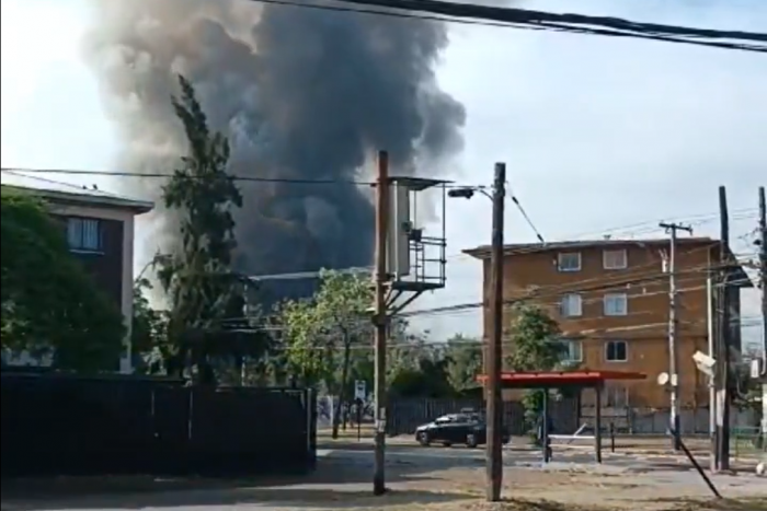 Incendio consume bodega en Independencia: humo se aprecia desde varios puntos de Santiago