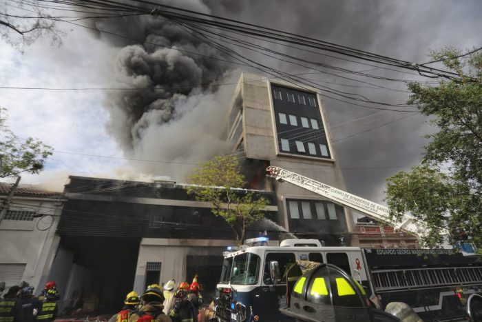 Nuevo incendio en bodega china de Barrio Meiggs provocó gran cantidad de humo en la zona