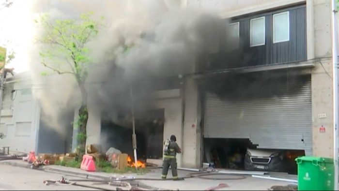 Nuevo incendio en bodega china de Barrio Meiggs provocó gran cantidad de humo en la zona