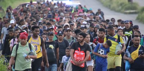 Miles de migrantes venezolanos arman una caravana hacia EE.UU. en el sur de México