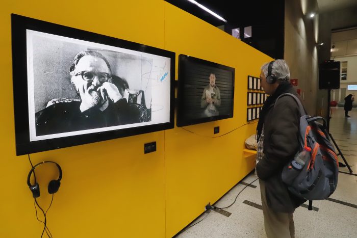 Celebran a José Donoso con exposición de su obra en más de 20 idiomas y placa conmemorativa