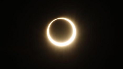 Qué es un eclipse “anillo de fuego” como el que se verá desde Chile y Argentina este 2 de octubre