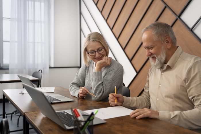 Guía para superar el edadismo a través de las comunicaciones