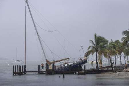 Huracán Milton crece de tamaño y genera los primeros tornados en su camino a Florida