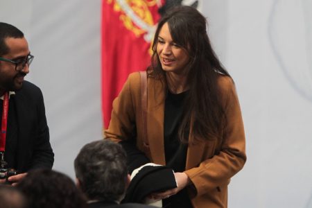 Parlamentarios de oposición piden aclarar participación de Irina Karamanos en caso Convenios