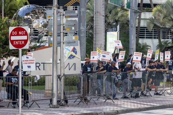 Principales puertos de EE.UU. cerrados en el primer día de la huelga de estibadores