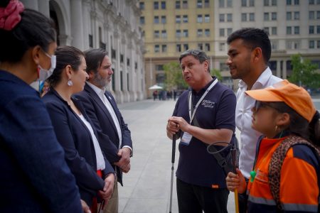 Personas ciegas y de baja visión entregan carta petitoria en La Moneda para promover mayor inclusión