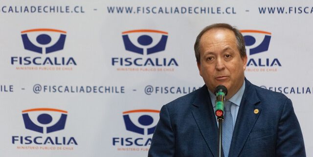 Funcionarios incómodos con actitud del Fiscal Nacional ante crisis interna por caso Hermosilla