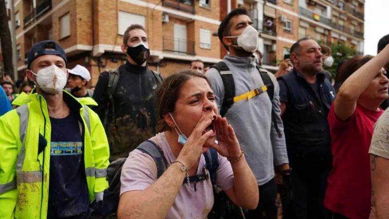 Cómo las diferencias entre los políticos españoles ralentizan la ayuda para el desastre de Valencia