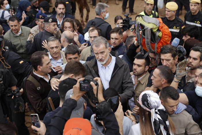 Valencia: insultan y lanzan barro a la comitiva de los reyes de España en el epicentro del temporal