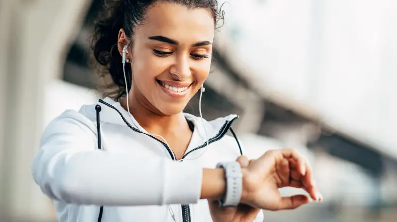 Cómo los relojes inteligentes se usan para detectar desde problemas cardíacos hasta el Parkinson