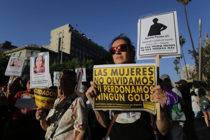 Día de la Eliminación de la Violencia contra la Mujer: masiva marcha se realizó en Santiago-Centro