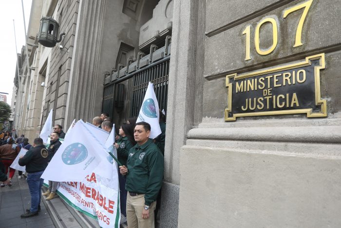 Gendarmes exigen intervención del ministro de Justicia para resolver demandas laborales