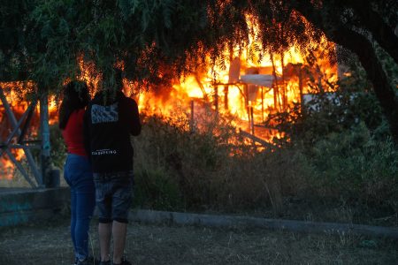 Alerta roja en Melipilla y Talagante por incendios forestales de alta intensidad