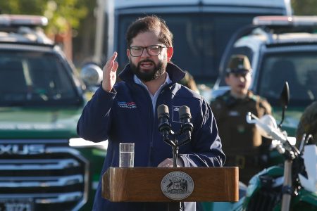 “¿Alguien cree que esa actitud colabora?”: Presidente Boric critica a oposición y respalda a Leitao