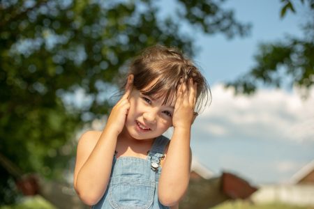 Cuidado auditivo en verano: ¿cómo pueden afectar las altas temperaturas a nuestros oídos?