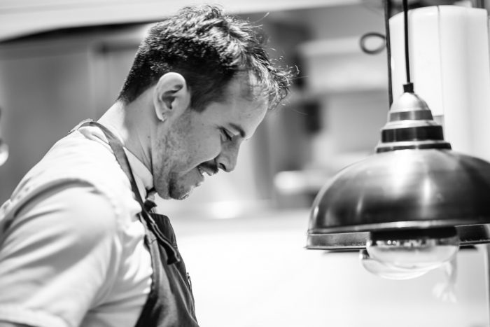 Chef colombiano estrella Michelin llega a lucir su talento al centro de Santiago