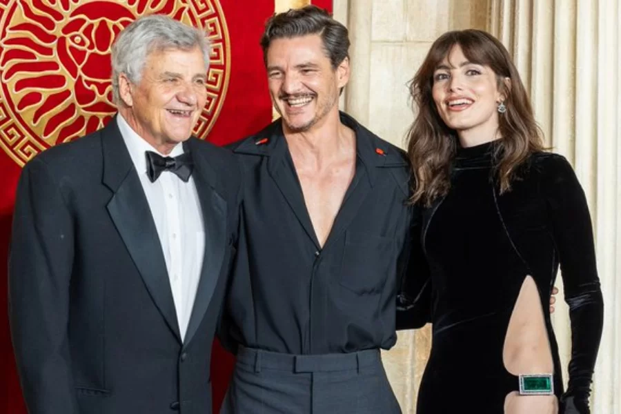 Pedro Pascal asistió al preestreno de Gladiador II en Londres, junto a su padre y hermana