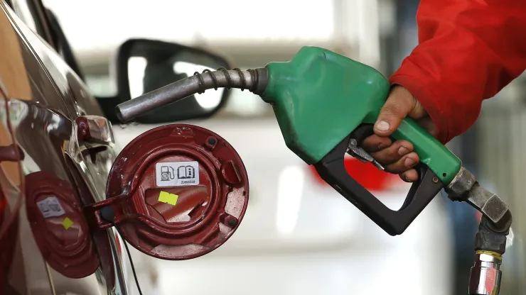 Qué pasa esta semana con los combustibles: revisa si sube o baja la bencina