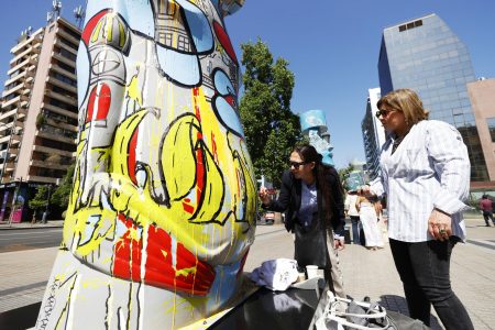 Artistas chilenos transforman moais rapanui en coloridos "embajadores ambientales"