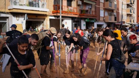 'Ejército' de voluntarios en Valencia se moviliza por ayudar en recuperación de los barrios