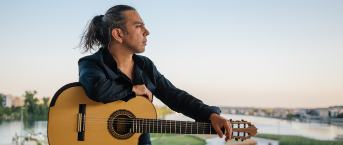 Músico Iván Latapiat en San Javier