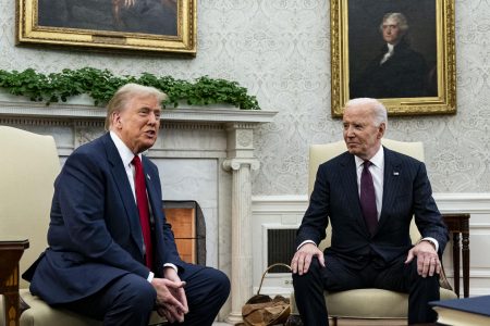 Trump visita la Casa Blanca para reunirse con Biden que ofrece una transición pacífica