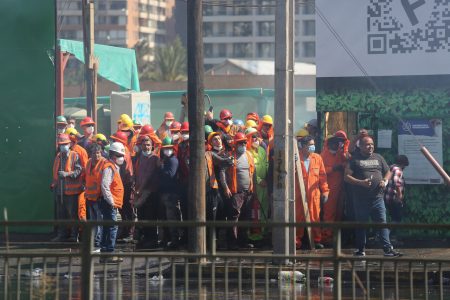 Obreros de Eco Egaña protestan por polémico aguinaldo entregado en gift cards que no tenían dinero