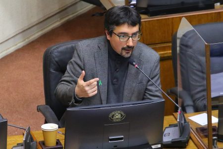 Senador Latorre acusa que en la derecha hay un "tironeo brutal" por reforma de pensiones