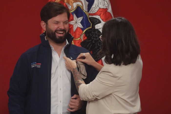 Ministra Vallejo felicita a Gabriel Boric por su futura paternidad con un obsequio especial