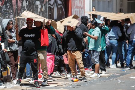 Caos migrante en Estadio Víctor Jara le cuesta la salida al director regional del Registro Civil