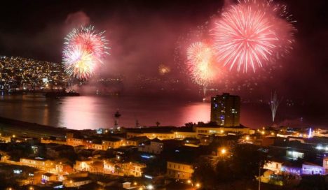 Año Nuevo 2025: revisa las comunas que tendrán fuegos artificiales