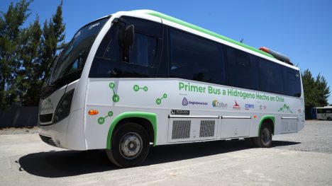 Alianza público-privada presenta el primer bus a hidrógeno hecho en Chile