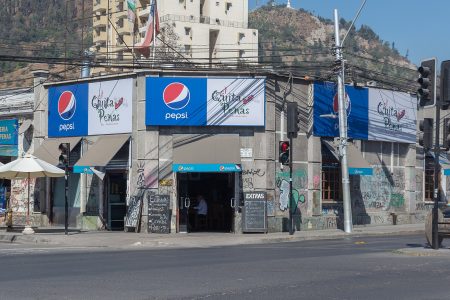 "Quitapenas. Cuentos de un bar frente al cementerio": un libro sobre sus parroquianos