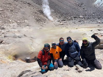 Volcanólogos chilenos logran hazaña: toman muestras de gases y agua en el volcán más alto del mundo