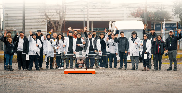 Pioneros en educación tecnológica: Liceos del sur de Chile incorporan drones agrícolas en sus clases