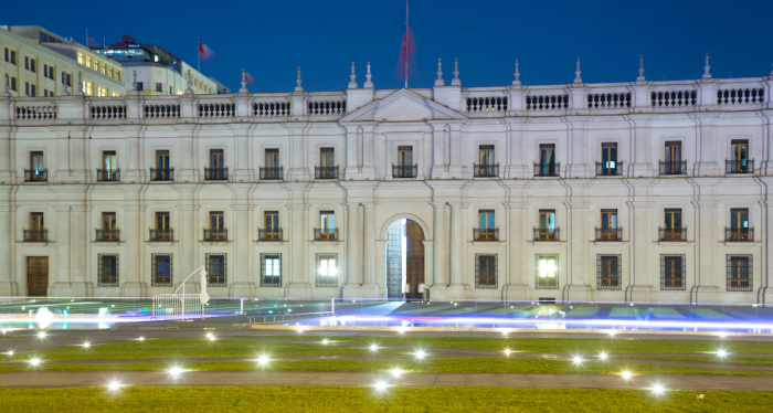 Chile se ilumina: proyección 3D ilumina La Moneda para recibir el verano