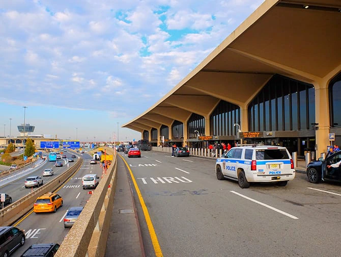 Detienen a diez chilenos en aeropuerto de Nueva Jersey: los acusan de robo, falsificación y hurto