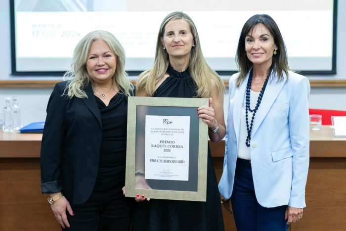 Paula Escobar recibe el Premio Raquel Correa 2024 por su trayectoria periodística